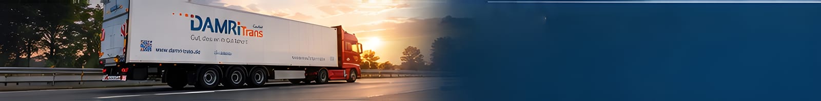 DAMRiTrans-Sattelzug mit weißem Auflieger bei Sonnenuntergang